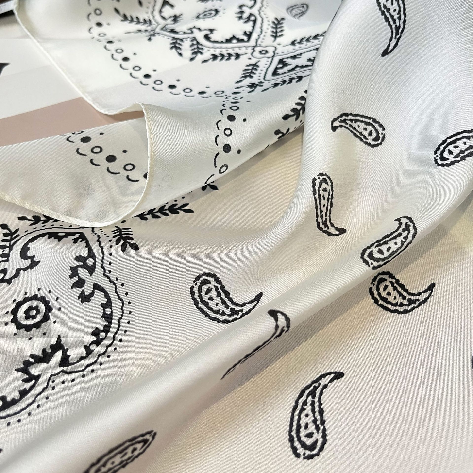 2023 été fleur de cajou polyvalent 70 petit carré écharpe Imitation soie femmes enfants jour cadeau décoration écharpe_voghion.com