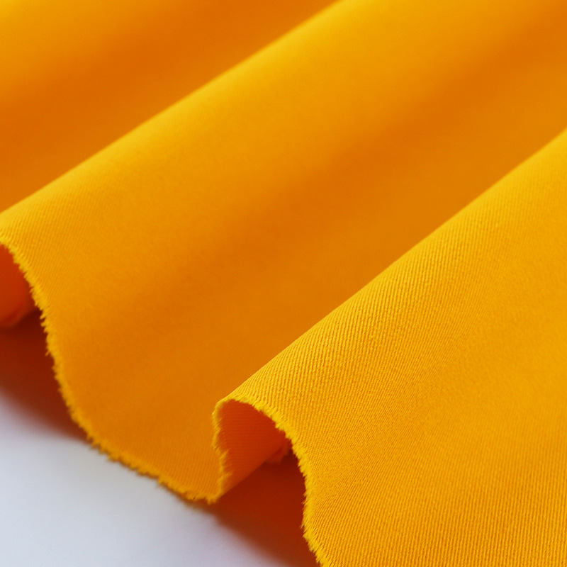 Fábrica en stock Sarga de hilo de algodón de seda fresca Tarjeta de tela de algodón de imitación de otoño e invierno cazadora parka abrigo de ropa de tela de algodón de poliéster