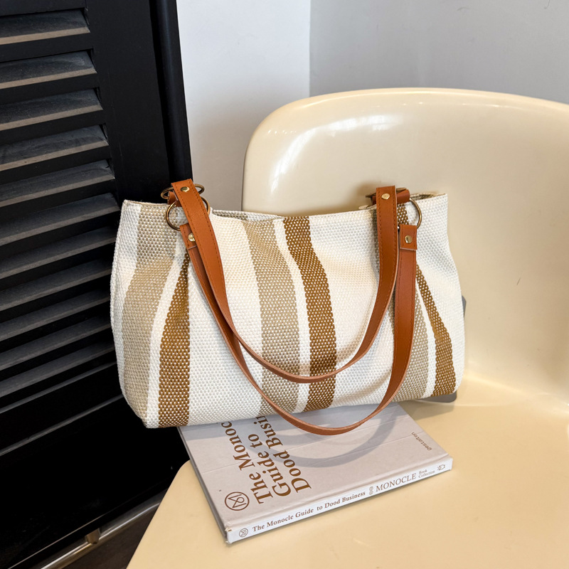Otoño de este año popular banda de gran capacidad versátil bolsa de lona casual 2025 nueva bolsa de hombro de viaje para mujeres