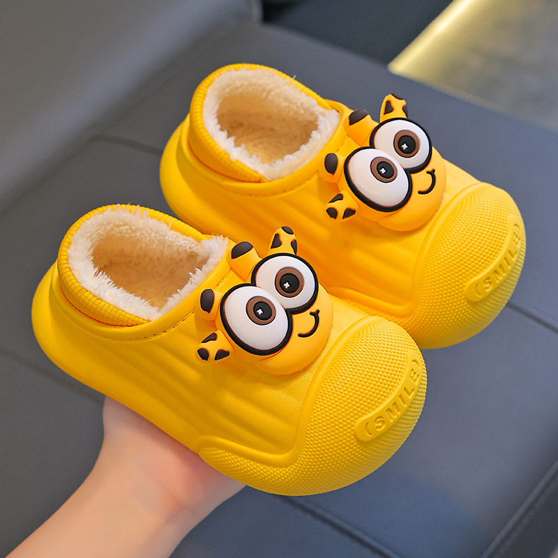 Otoño y invierno zapatillas de algodón para niños, niños y niñas, calentamiento y cubierta de algodón impermeable, lindos zapatos de algodón para niños pequeños y medianos.