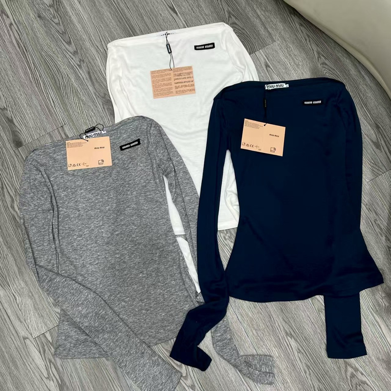 Miu's Spring and Summer Versatile Slim-Fit Base Shirt with a One-Line Neckline and Long Sleeves Miu's Spring and Summer Versatile Slim-Fit Base Shirt with a One-Line Neckline and Long Sleeves