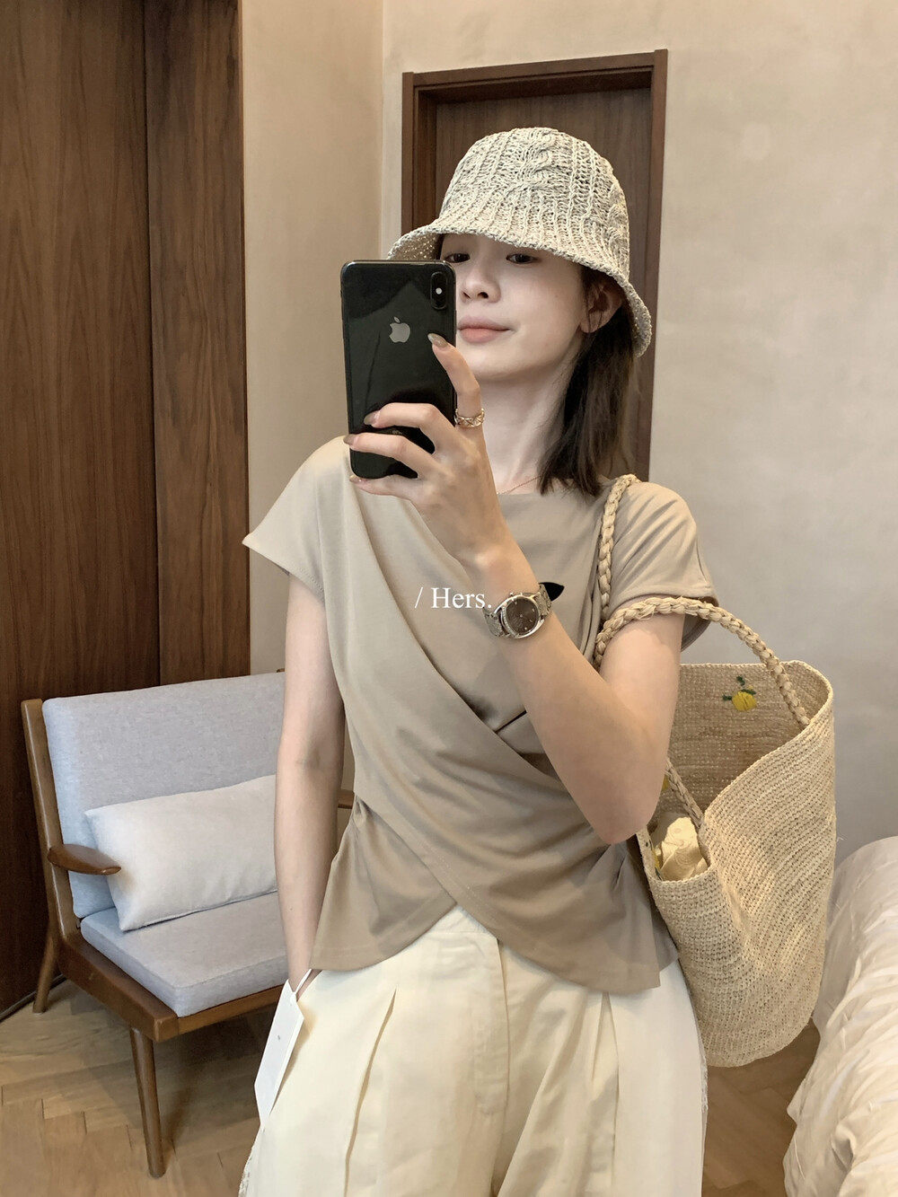 Áo thun nữ tay ngắn cổ tròn phong cách Hàn Quốc, thiết kế lưng xẻ khoét lệch — màu đen, Xám khói, trắng ngà, màu hồng chi tiết 3