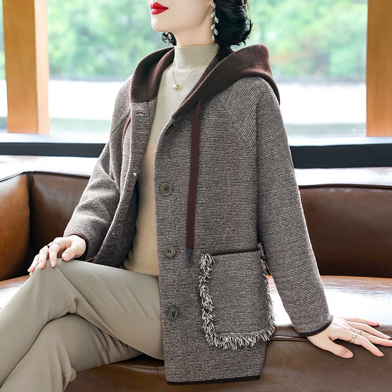 Новая модная куртка с капюшоном 2025 года для женщин среднего возраста, весенняя женская одежда, большие размеры, стильный и модный кардиган-свитер