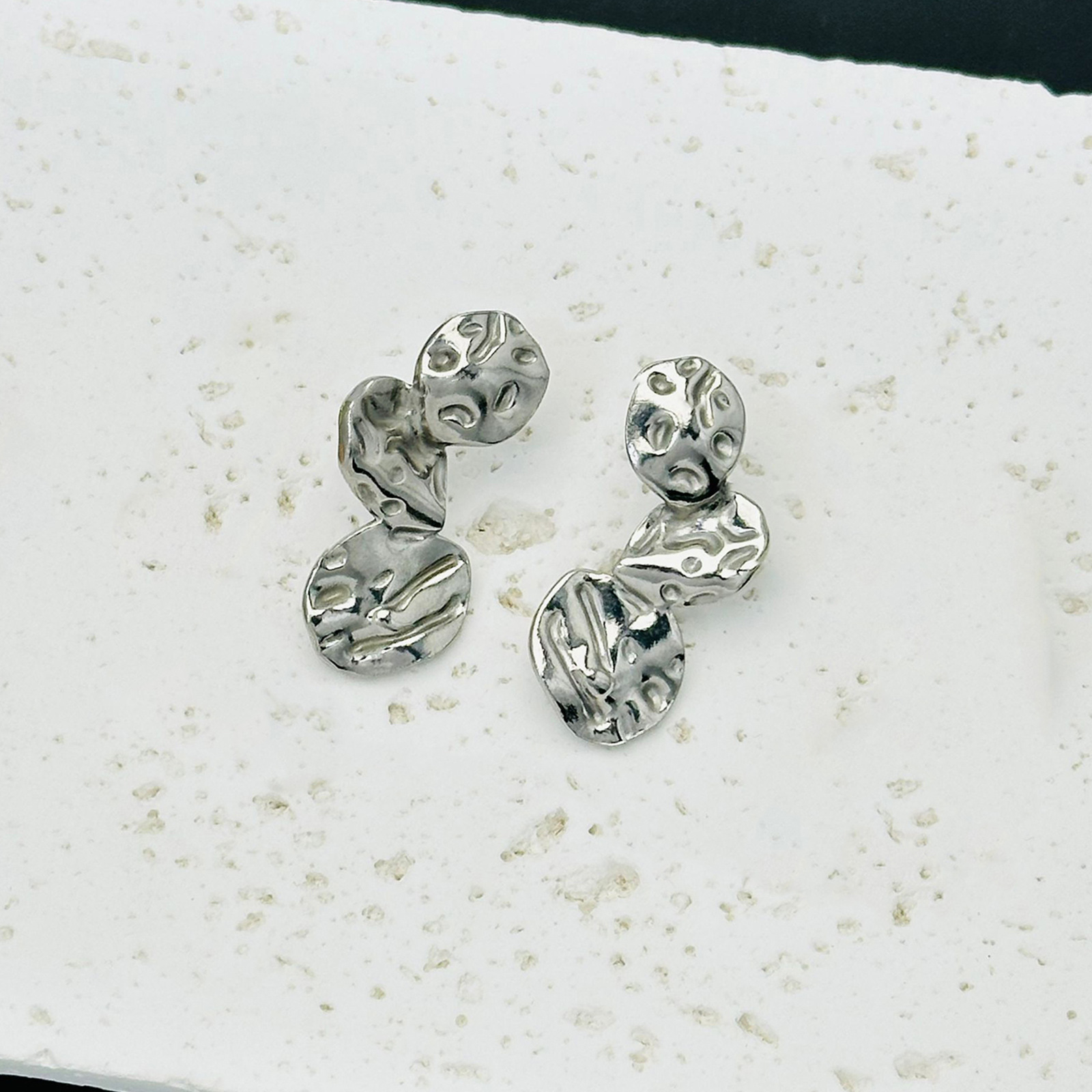 Pendientes de acero inoxidable a rayas cuadradas de tendencia de alta gama transfronteriza europea y americana Pendientes de 18K de lujo ligero para mujer al por mayor