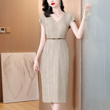 2024夏季新款纯色短袖V领连衣裙设计感小众收腰复古气质显瘦长裙