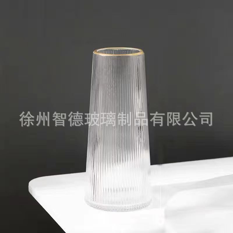 Cubo 20t dibuja líneas verticales de oro