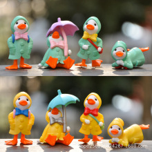 新款卡通雨衣小鸭公仔玩偶可爱打伞游泳鸭子微景观蛋糕装饰品摆件