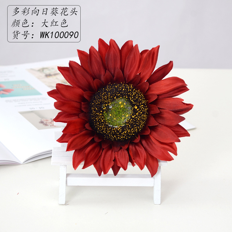 큰 빨간색의 화려한 해바라기 꽃 머리