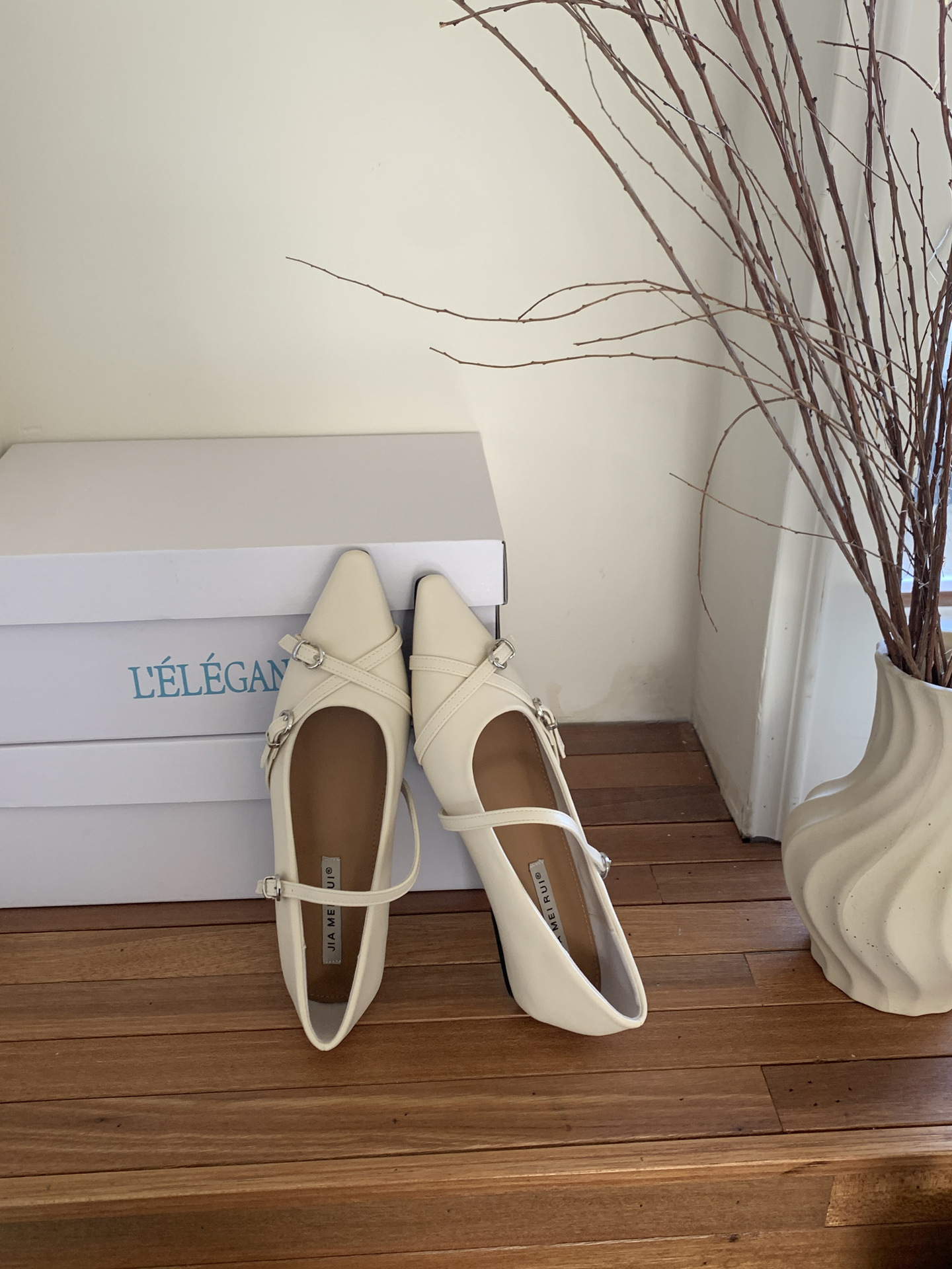 Inner Pointed Single Shoes Women's Shoes 2026 Spring New Korean Version Inner Height Increase One-word Buckle Mary Jane Shoes Women's Middle Heel_vogvips.com
