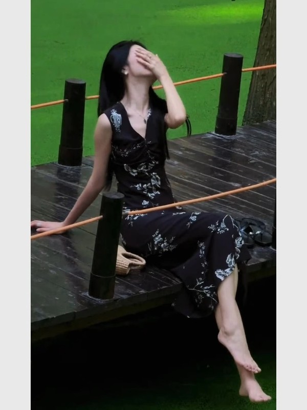 MFUW82902 ユニークで美しい黒のプリントのノースリーブドレス、女性の夏にぴったりの美しい花柄のスカート|undefined