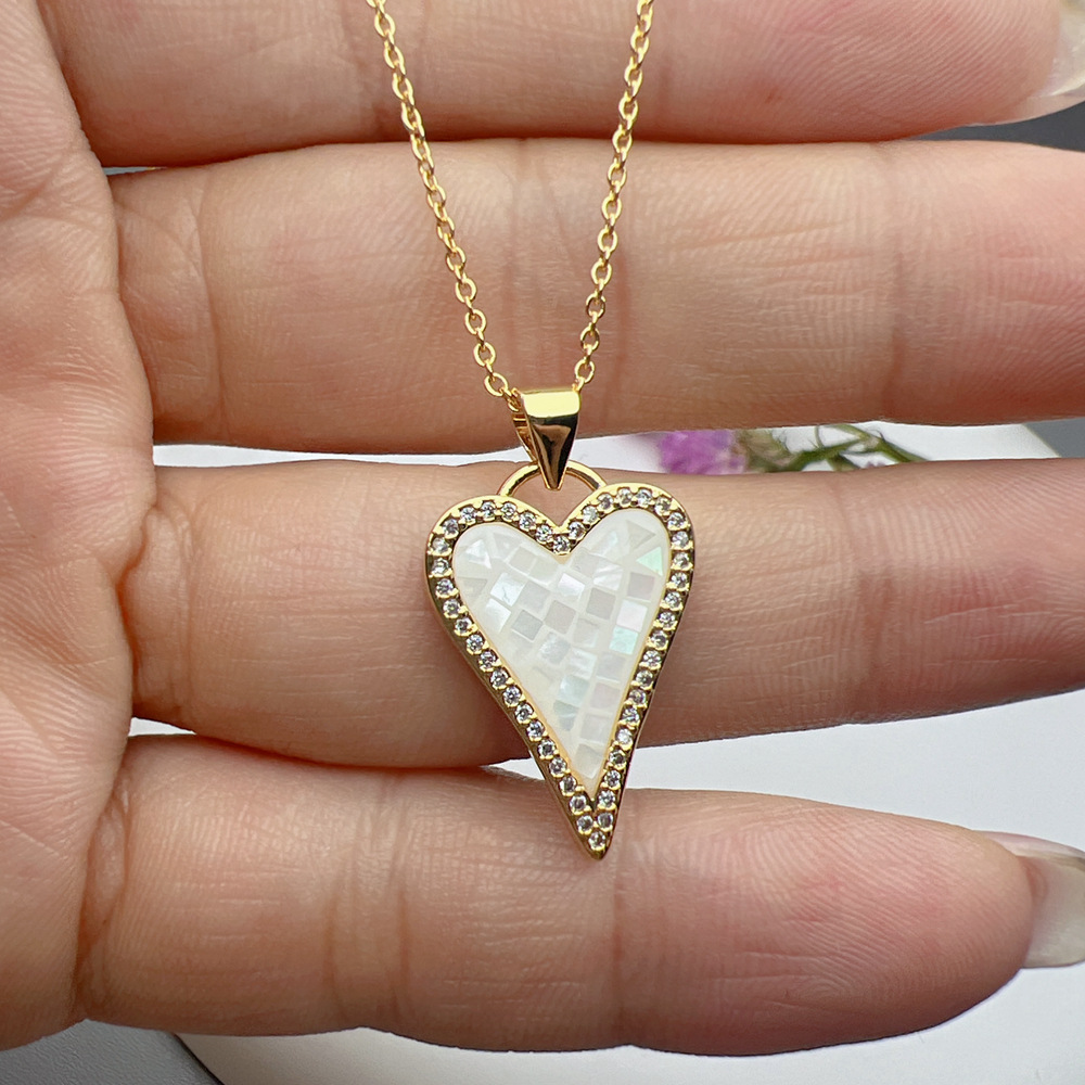 14g Weight 18K Gold Plated Plating Material Sweet Simple Style Heart Shape Copper Plating Inlay Shell Zircon 18k Gold Plated Pendant Necklace