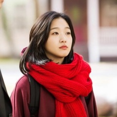 韓国ドラマの鬼と同じ冬の赤いニットの太い毛糸の学生カップルは保温して厚いマフラーの韓国版のマフラーの女性をプラスします。