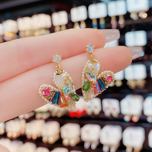Japanese and Korean fashion handmade crystal heart stud earrings for women, trendy and unique design, S925 silver needle earrings for women