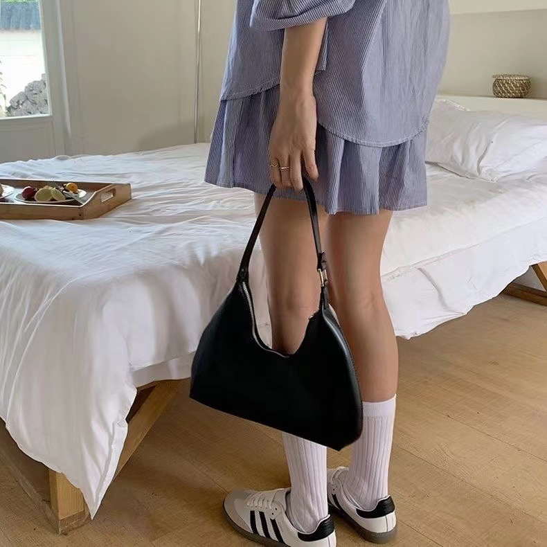 Bolsa de media luna de palo, bolso de nicho coreano de mujer, bolso de hombro de mujer, estilo de moda de alta calidad, bolso de brazo simple.