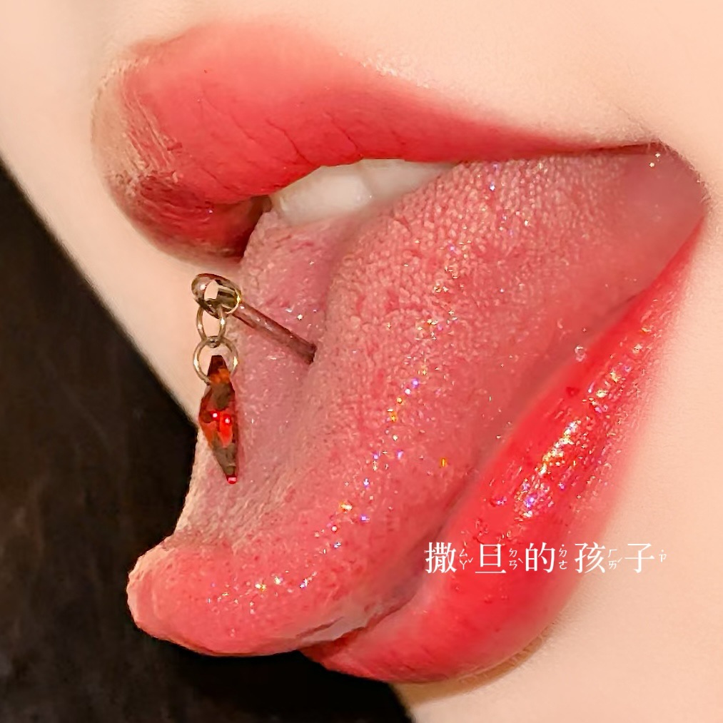 16G labret stud size and finish detail