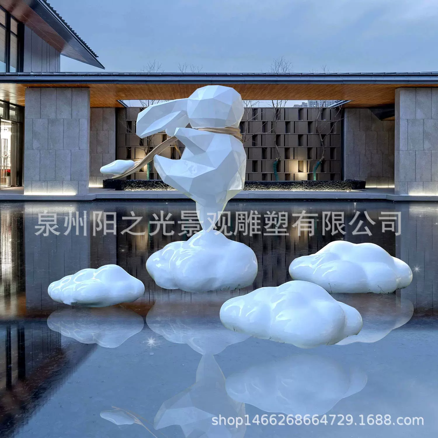 大几何兔子雕塑动物园林景观卡通兔子网红几何兔公园广场摆件云朵