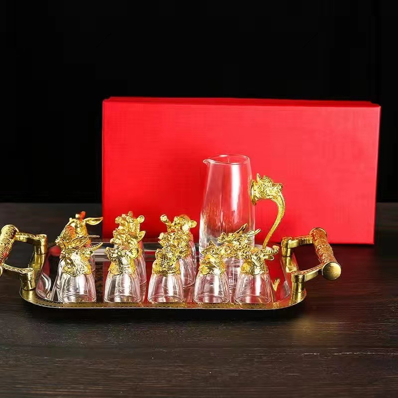 Juego de vino de cristal de alta gama con doce vasos de licor con cabeza de animales del zodiaco, decantador y vasos de chupito pequeños en una caja de regalo.