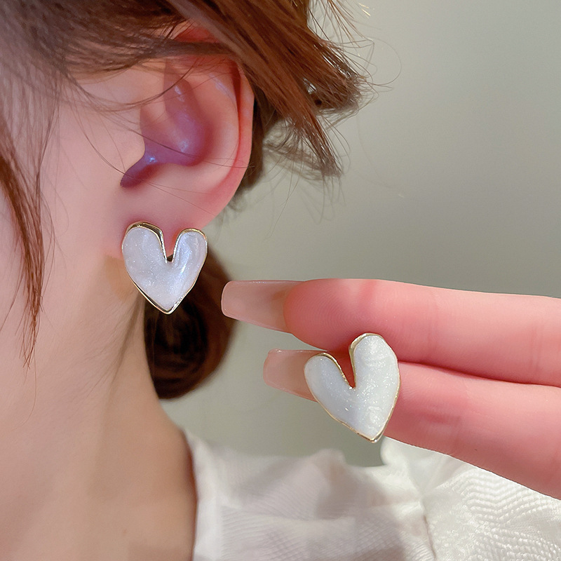 Pearl white-silver needle drop oil love earrings