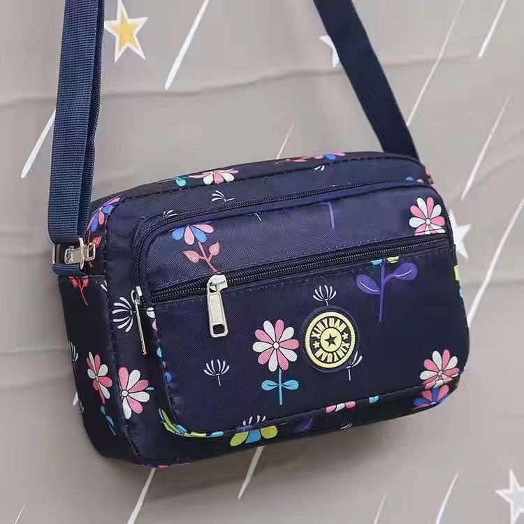 新商品の女性カバンが屋台を並べています。|undefined