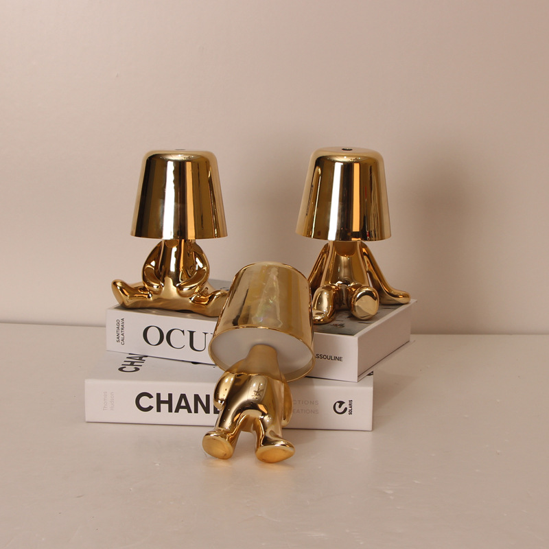 Mesa de comedor italiana bar pequeño hombre de oro de dibujos animados en forma humana decoración de resina nórdica galvanoplastia táctil recargable atmósfera lámpara de mesa