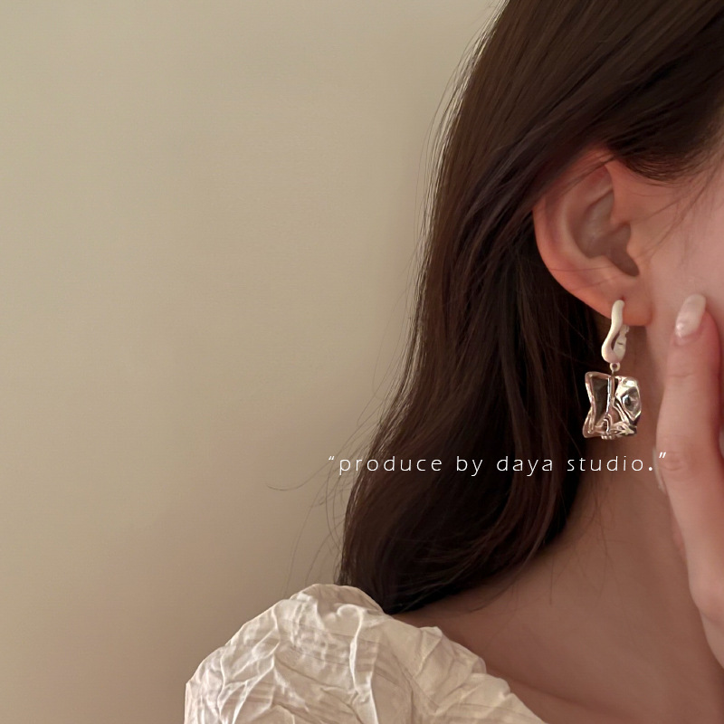 Oversized Sculptural Clear Acrylic Clip-on Earrings For Women_voghion.com