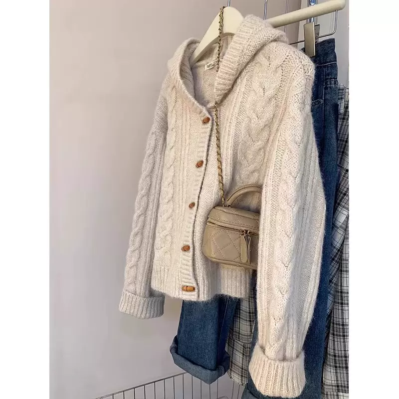 韩系加厚麻花牛角扣毛衣外套女秋冬2025新款针织开衫慵懒连帽上衣