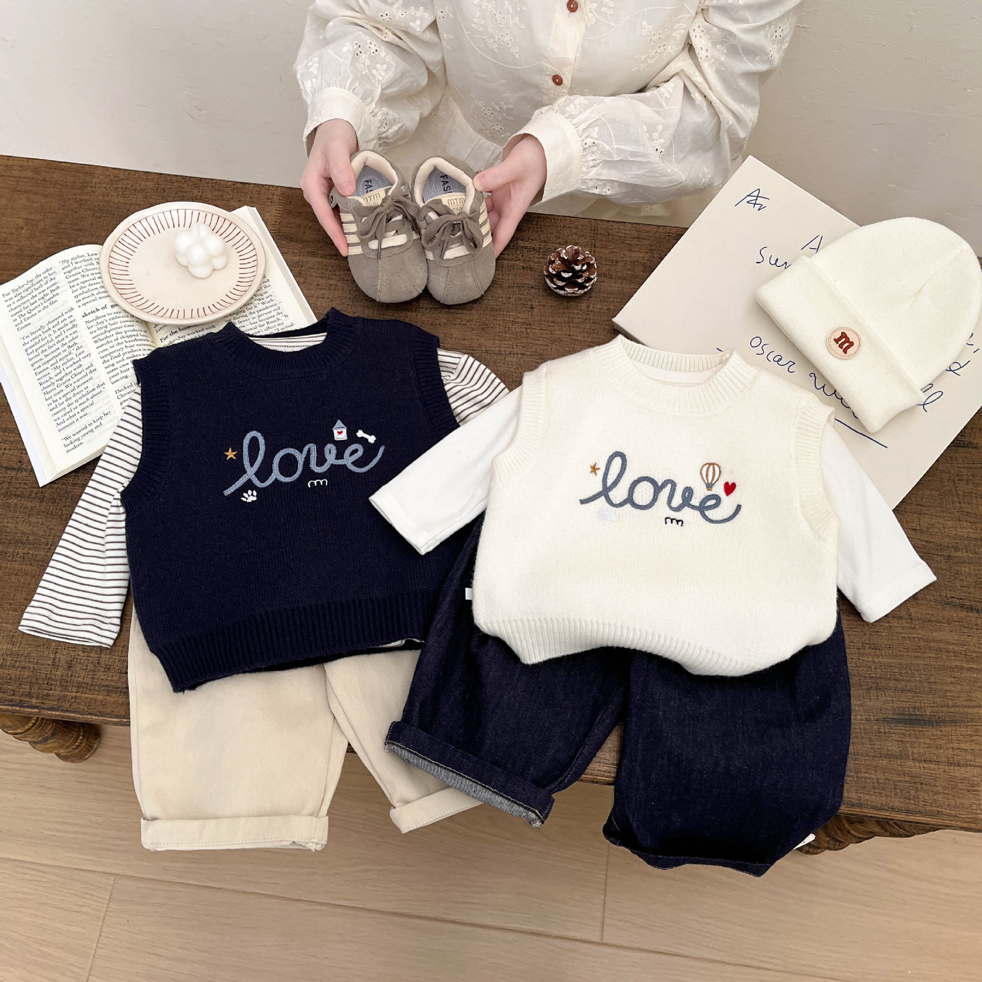 A principios de primavera guapo chaleco de punto de bebé coreano primavera bebé letras extranjeras chaleco de niño abrazadera de caballo de vestir