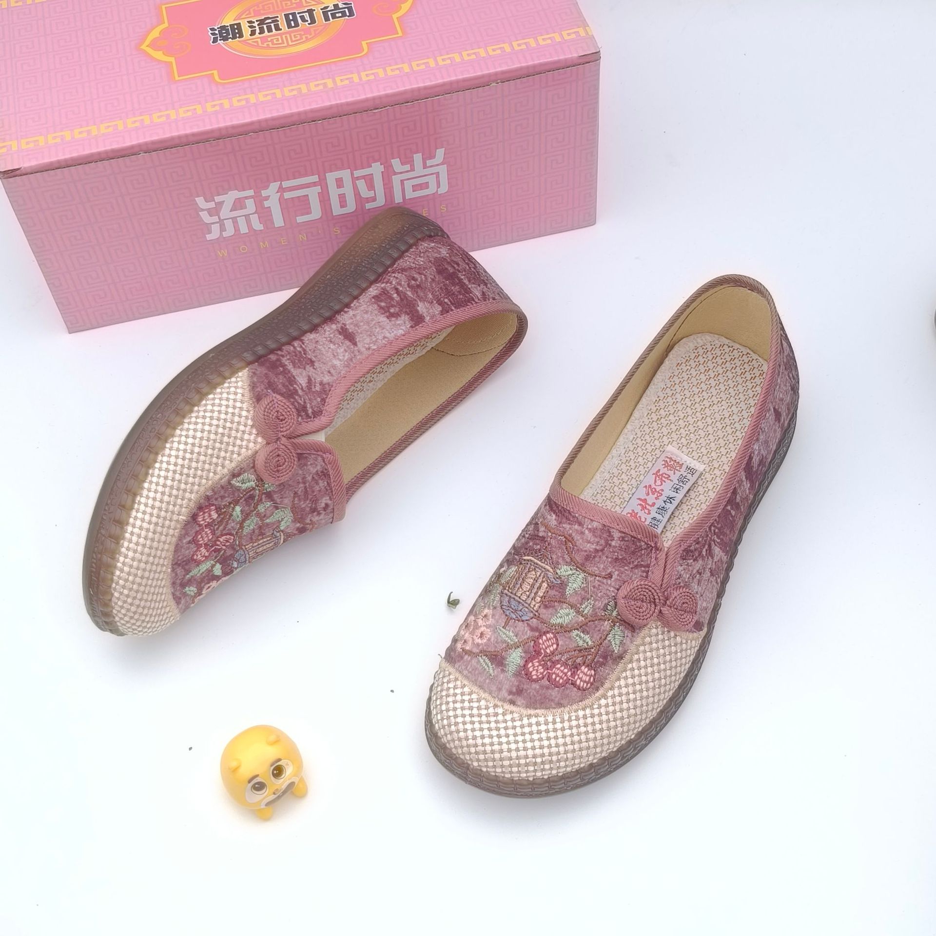 여성을 위한 새로운 중국 스타일의 쇠고기 힘줄 바닥 천 신발, 통기성이 뛰어난 중국 스타일의 어부 신발, 민족 스타일의 자수 신발, 중년 및 노년층을 위한 편안한 어머니 신발