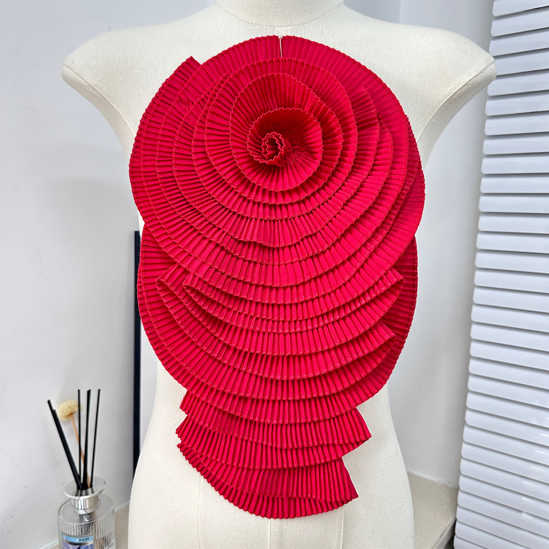 Nuevos adornos de flores grandes plisadas blancas para ropa y vestidos transfronterizos, parches de reparación DIY, accesorios de tela, venta directa de fábrica.