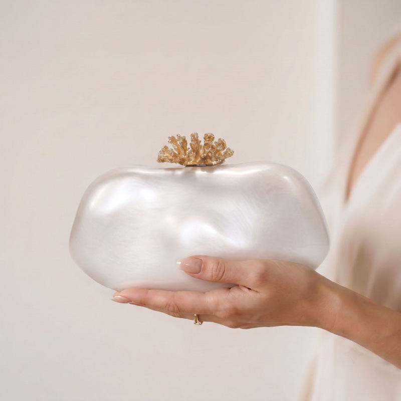 Luxurious pearl and shell evening bag, gold coral magnetic clasp, bridal clutch, chain strap, crossbody party bag Luxurious pearl and shell evening bag, gold coral magnetic clasp, bridal clutch, chain strap, crossbody party bag