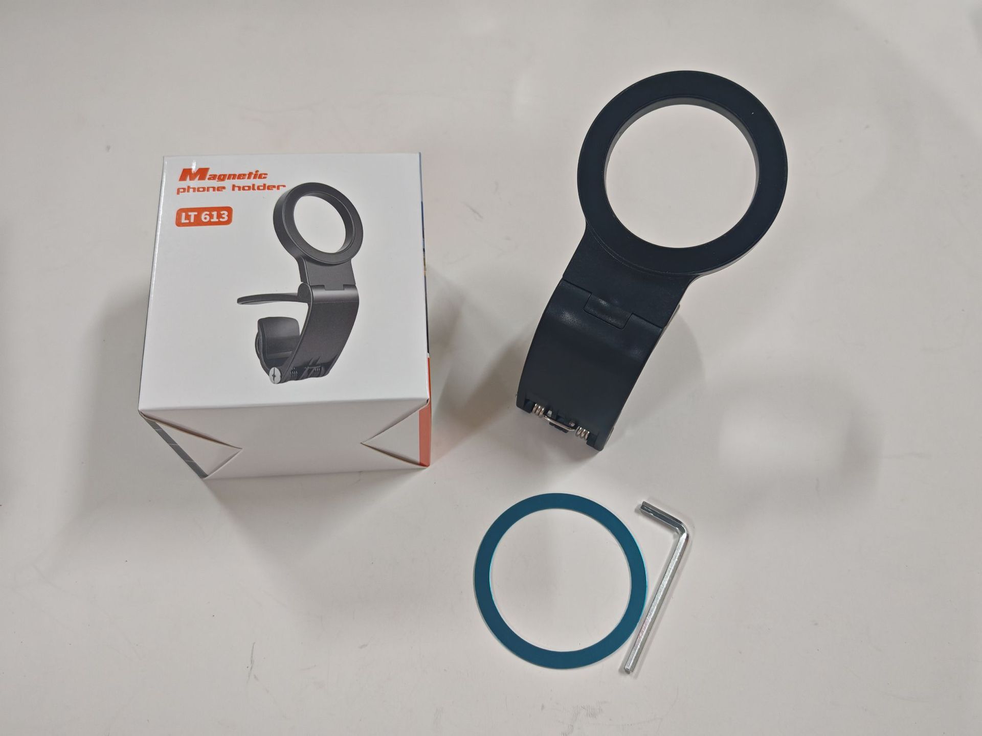 New MagSafe car dashboard clip-on phone navigation support stand, foldable magnetic car mount