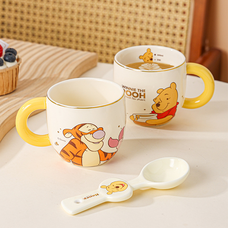 Taza de cerámica de lujo ligero con diseño de Winnie the Pooh, modelo nuevo 2025 para uso doméstico, taza de leche de alto valor estético para parejas. image 5