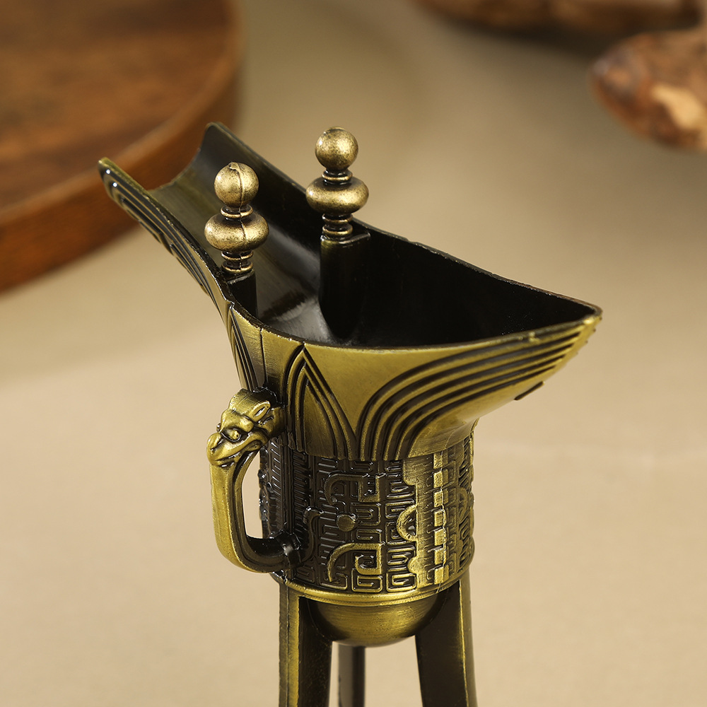 Metal crafts imitation bronze triangular cup small creative…