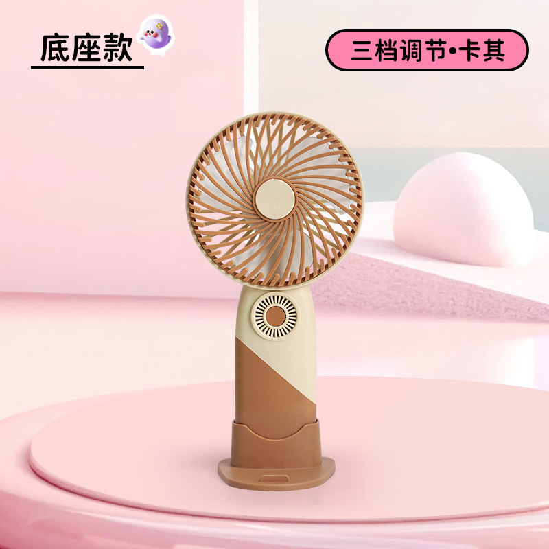 小型扇風機usbミニ扇風機を持って充電します。学生寮の手は携帯型のデスクトップを持っています。|undefined