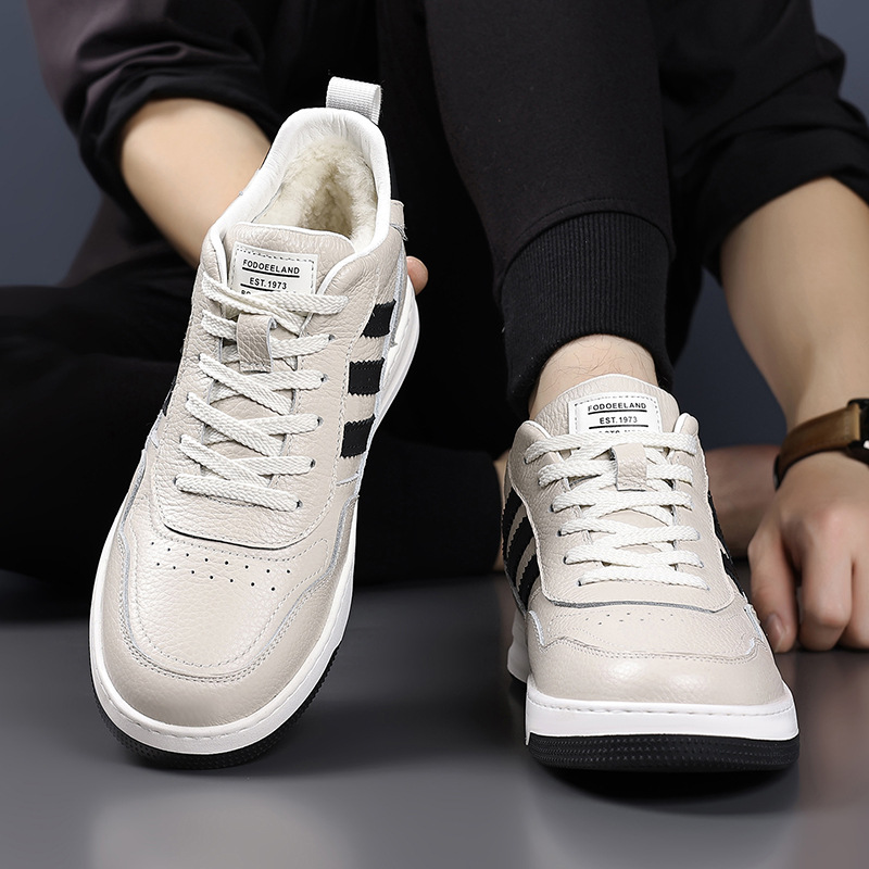 Zapatos de algodón de hombre de piel de vaca, zapatos casuales de lana, zapatos de suela gruesa de cuero y terciopelo, zapatos blancos cálidos para hombres.