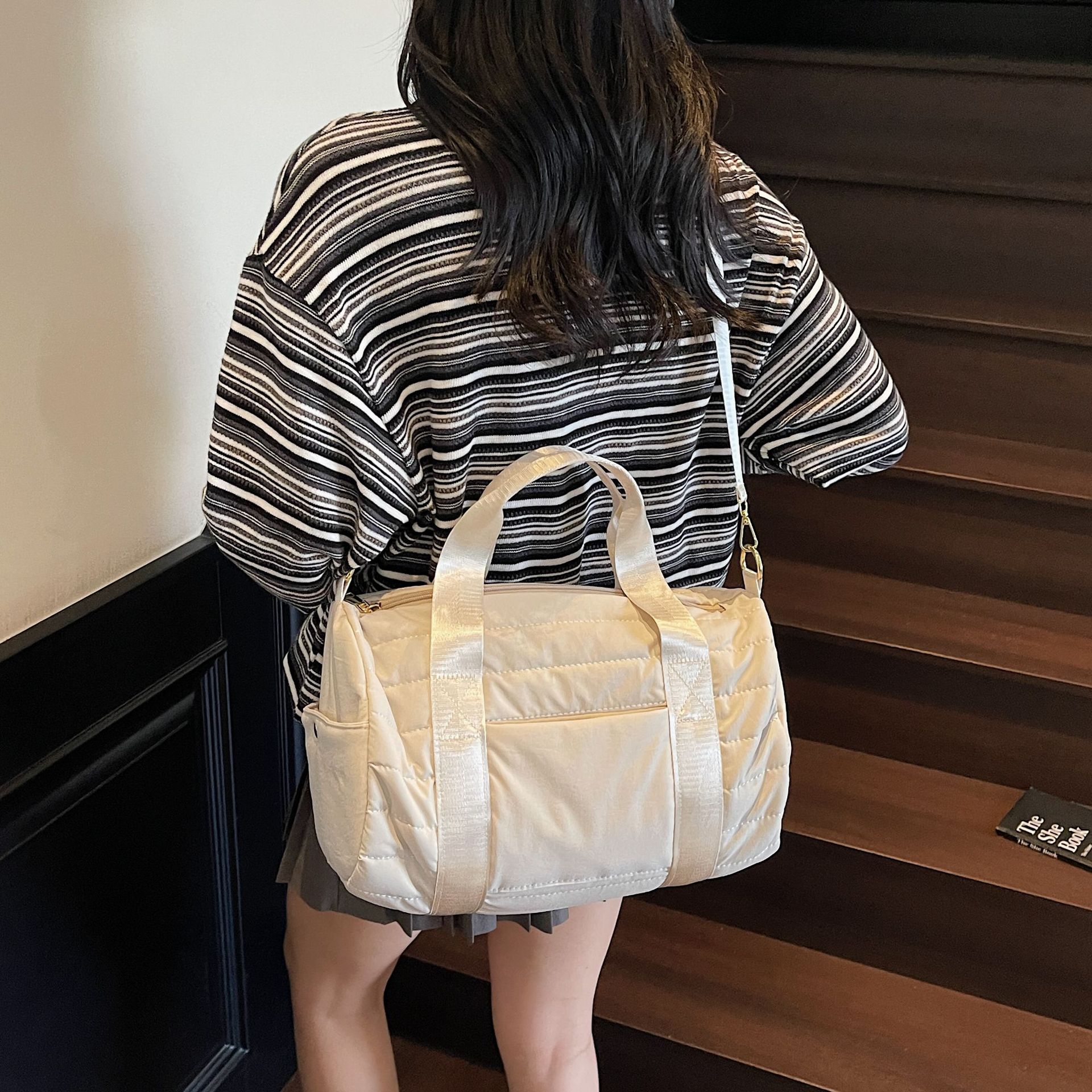 Simple y ligero bolso de gran capacidad 2025, nuevo tipo de bolso de viaje conveniente, bolso de hombro, bolso de lona image 5