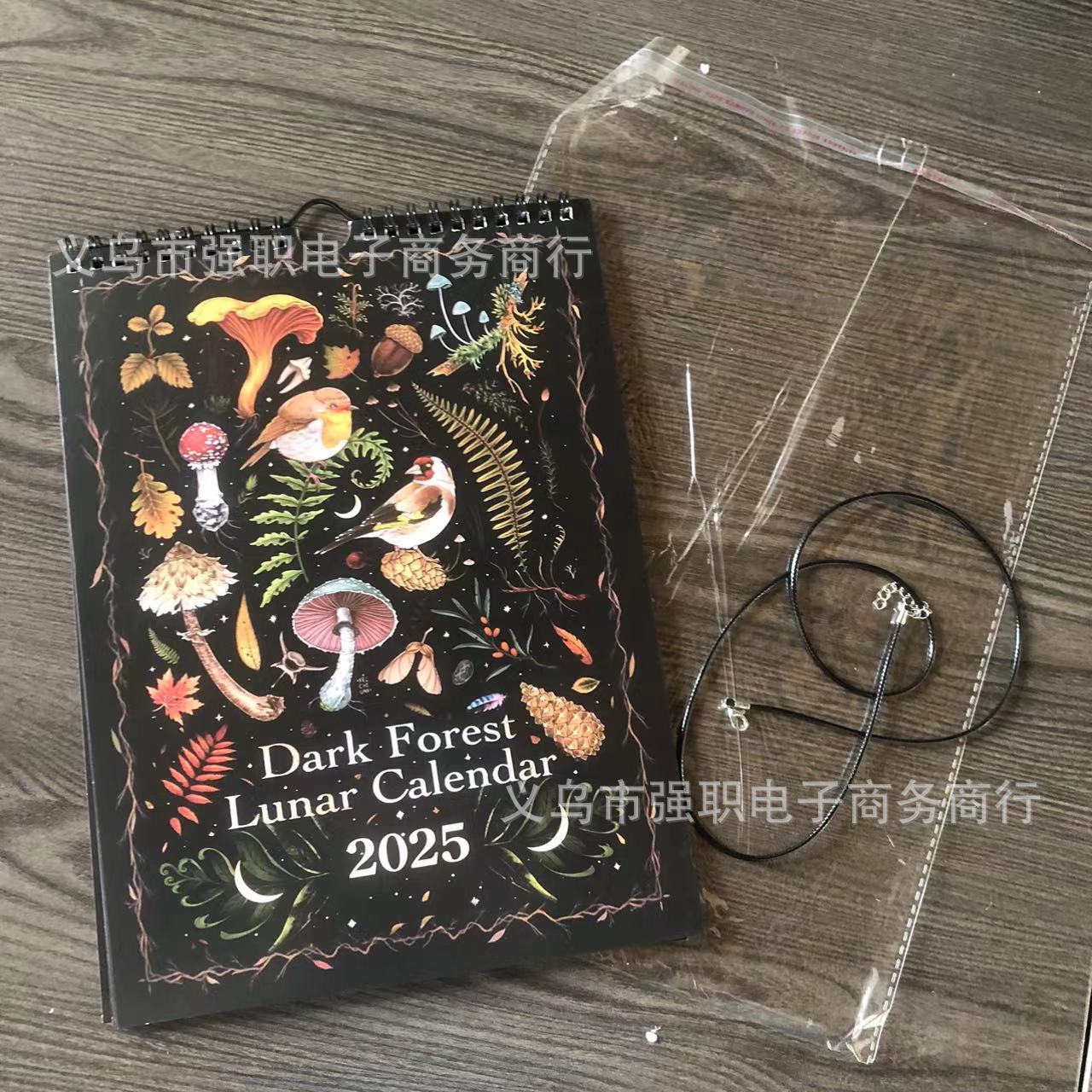 후크가 있는 2025년 숲 달력(로프 포함)