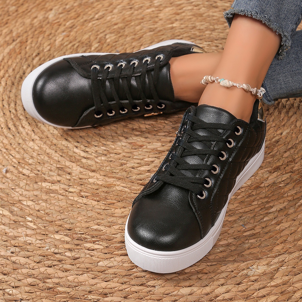 Zapatos de mujer, zapatos de suela gruesa, zapatos de mujer, correa de metal, decoración de pin negro, zapatos casuales de fondo blanco, versátiles