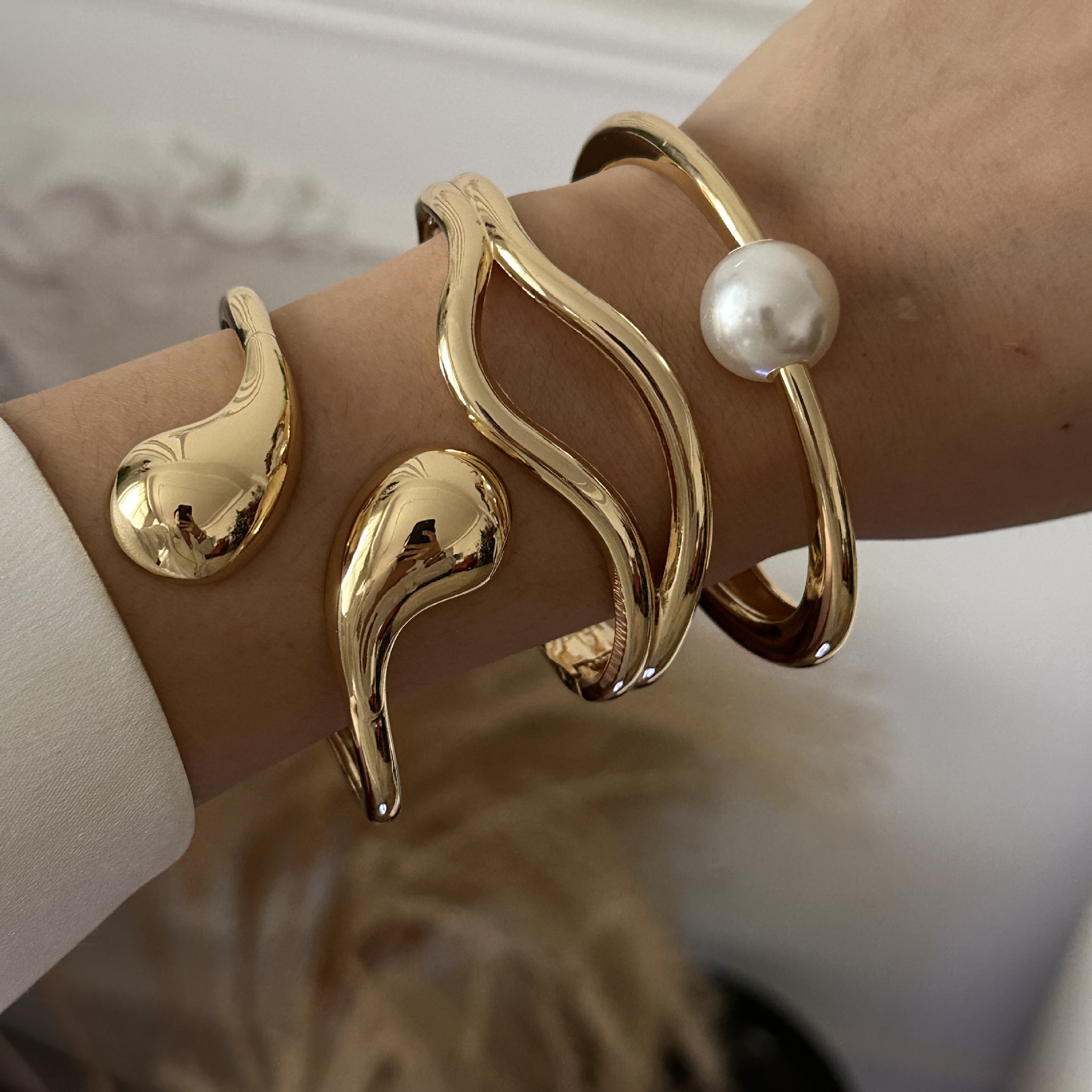 golden bracelet drop-shaped