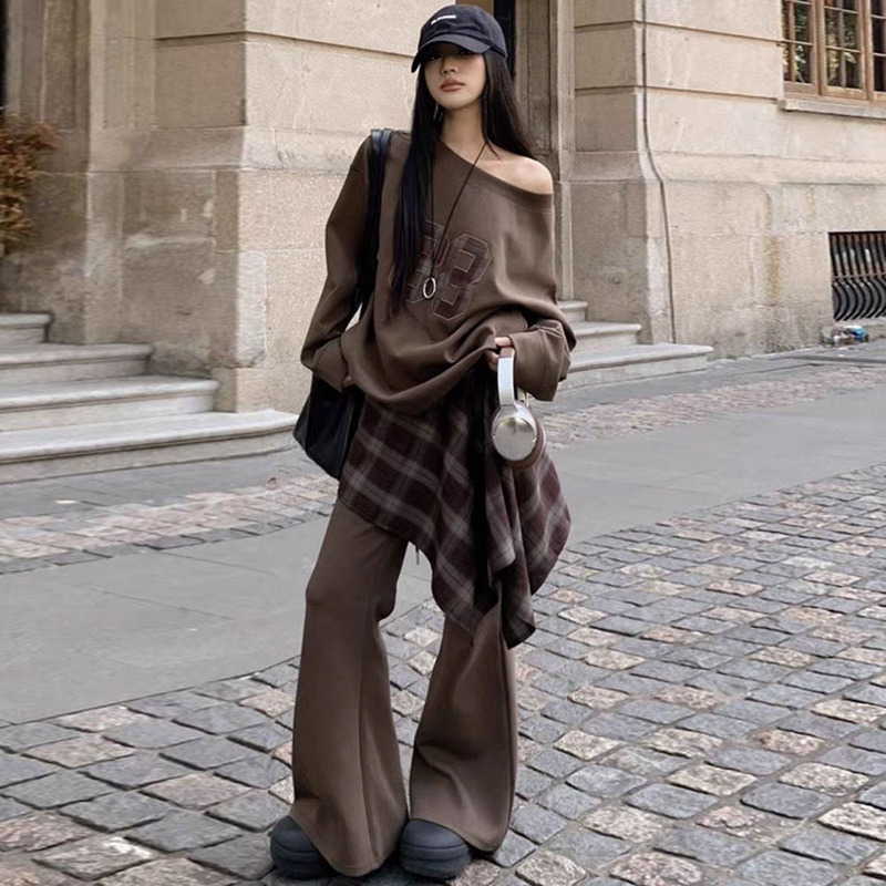 Stylish European-Style Coffee-Colored Casual Sports Suit for Women, Spring and Autumn Fashion, Lazy Off-Shoulder Sweatshirt with Flared Pants Two-Piece Set