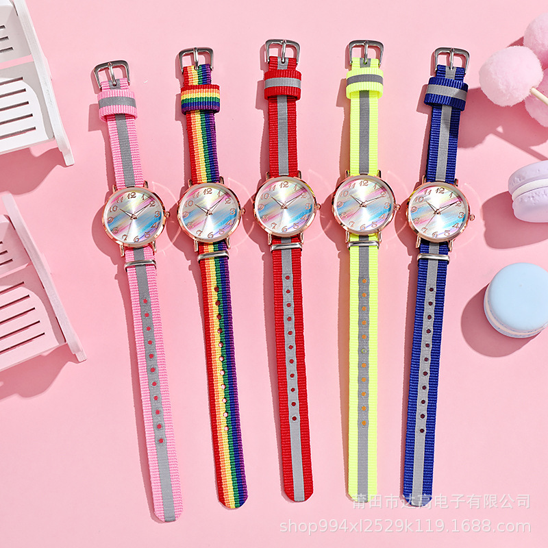 Nuevo colorido arco iris reloj de pulsera estudiantes pequeños exámenes frescos estudiantes de secundaria secundaria amigos niños relojes de cuarzo