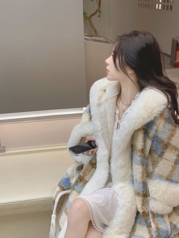 Fleece-Lined Thick Warm Plaid Shawl Coat for Women, New Autumn and Winter Style with Large Fur Collar, Hooded Woolen Cardigan Cape Fleece-Lined Thick Warm Plaid Shawl Coat for Women, New Autumn and Winter Style with Large Fur Collar, Hooded Woolen Cardigan Cape