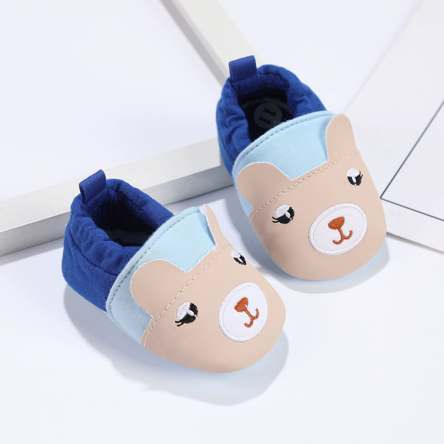 Весной и осенью новая милая обувь для малышей с медведем, обувь без падения, нескользящая обувь для малышей с мягкой подошвой, детская обувь для внешней торговли