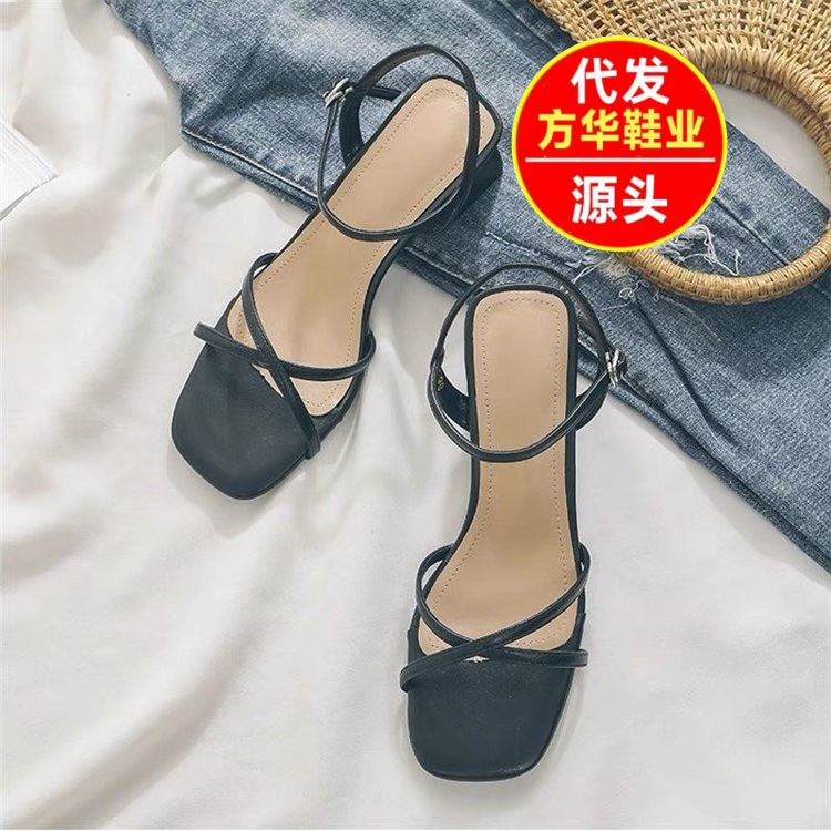 Una palabra con sandalias para mujeres 2026 nuevo tacones gruesos de verano de color sólido no se cansará de los pies de los zapatos de tacones altos franceses
