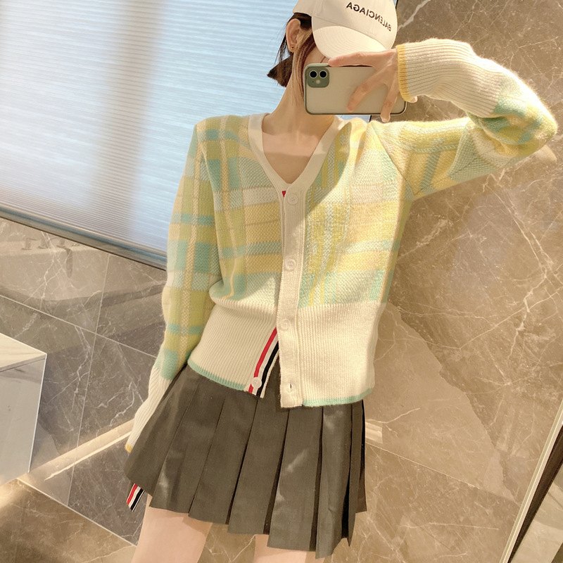 Spring and summer 2023 new women's tb color plaid color matching v-neck long sleeve knitted cardigan loose slim top Spring and summer 2023 new women's tb color plaid color matching v-neck long sleeve knitted cardigan loose slim top