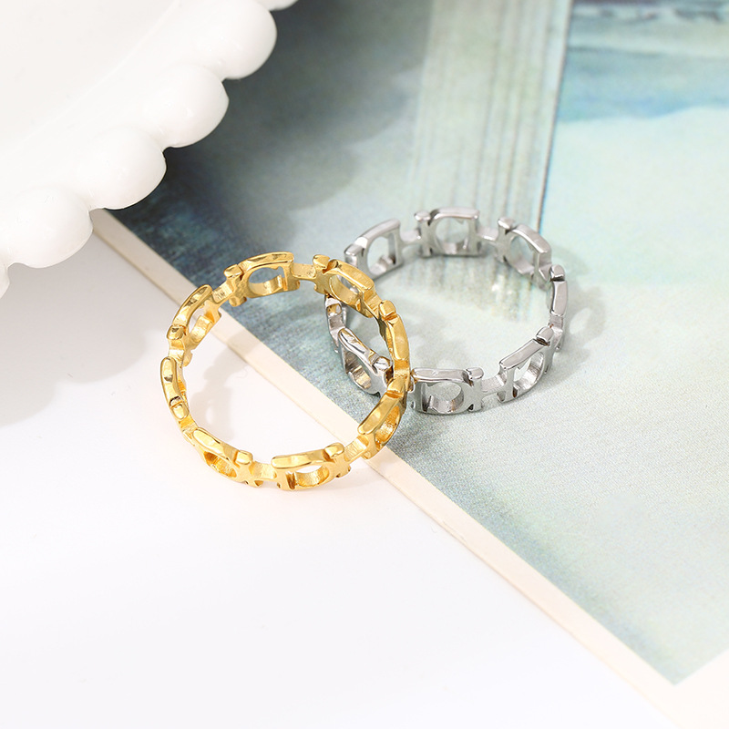 Europa y América transfronteriza Venta caliente carta de moda anillo de acero de titanio hueco 18K letra de oro CH dedo índice cola personalidad femenina ins
