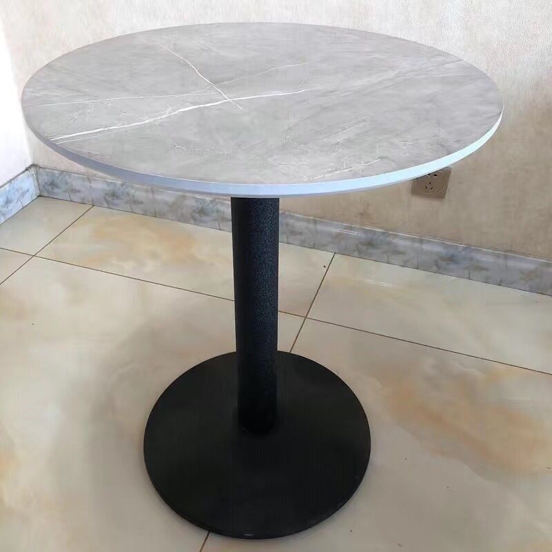 60개의 둥근 모조 암석 슬래브와 의자 2개가 함께 제공됩니다.