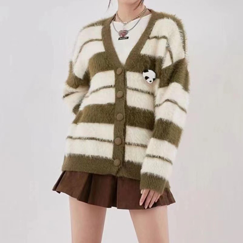 2023新日系时尚复古条纹毛衣开衫女小众熊猫公仔设计感情侣针织衫