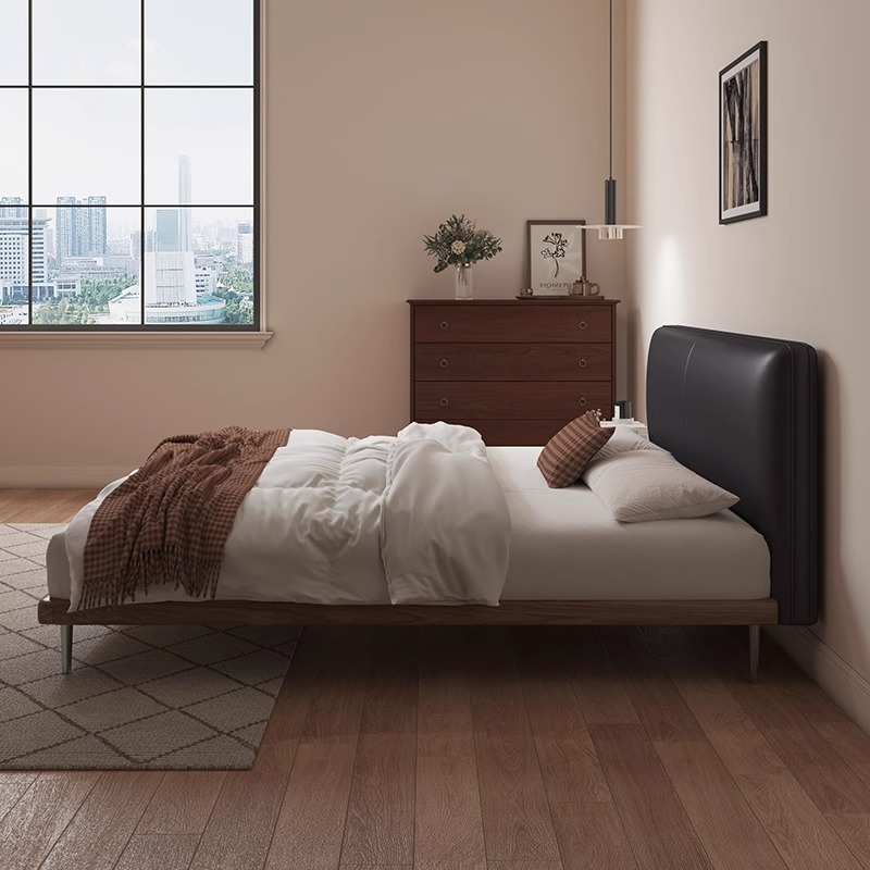 Cama de cuero minimalista italiana, estilo antiguo, dormitorio principal moderno, bloques de tofu, cama de paquete suave negra, atmósfera de alta gama.