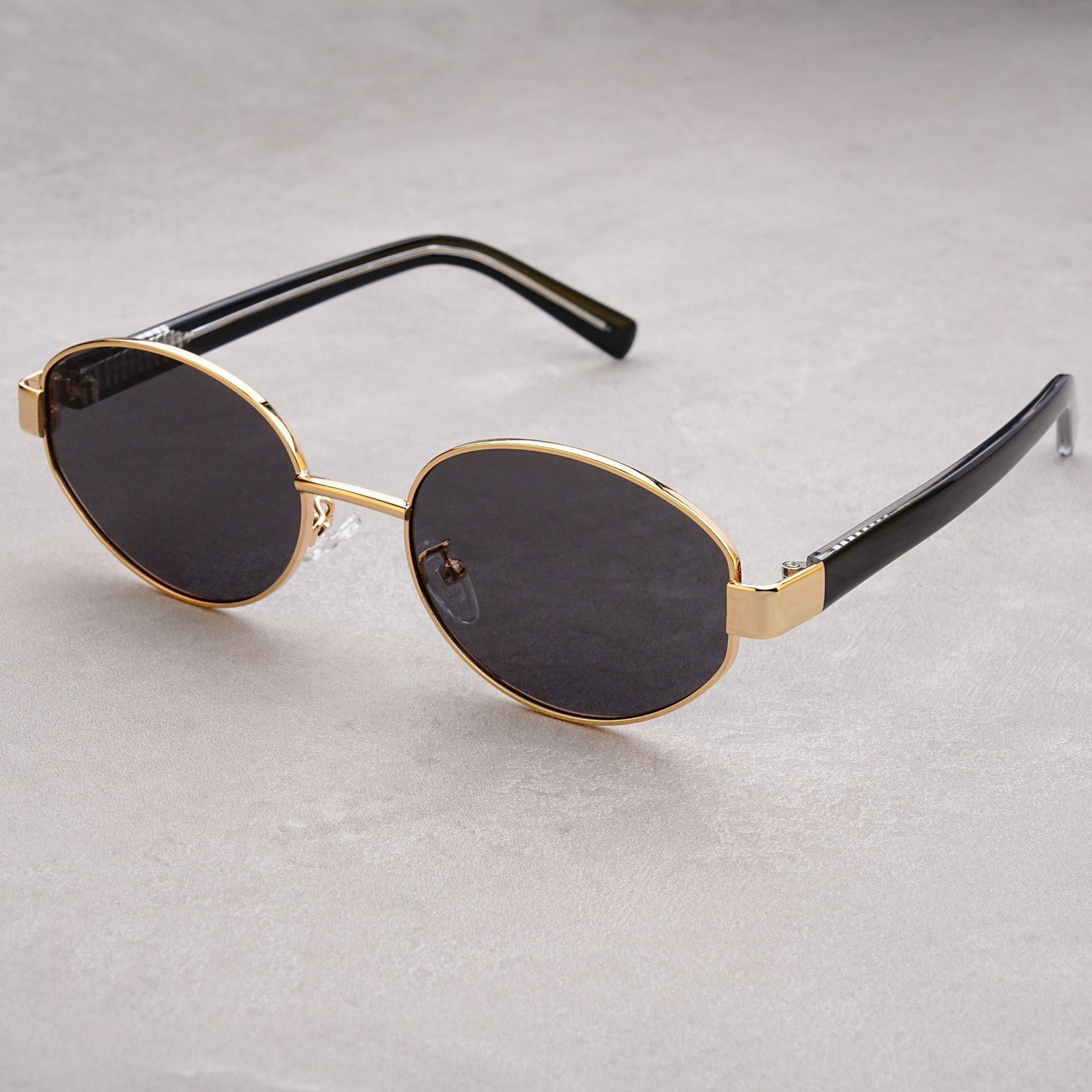 Vintage-Sonnenbrille im Retro-Stil mit strukturierter Oberfläche, dicken, ovalen, polarisierten Gläsern und UV-Schutz durch Acetat-Einsätze an den Bügeln._voghion.com